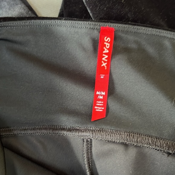 Spanx black Velour leggings. Super soft. Dress up or down. Size Medium. - Picture 3 of 9